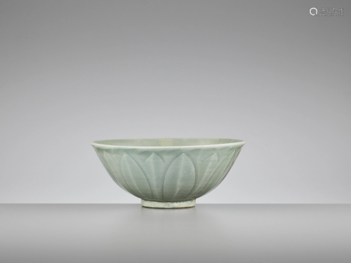 A LONGQUAN CELADON-GLAZED 'LOTUS' B…