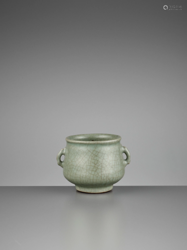 A LONGQUAN CELADON-GLAZED GUAN CE…