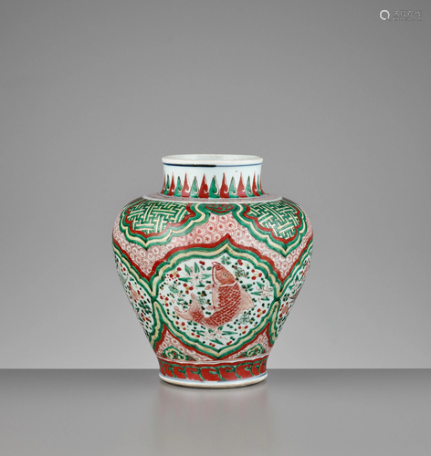 A WUCAI BALUSTER 'FISH' JAR, TRANSITIONAL PE…