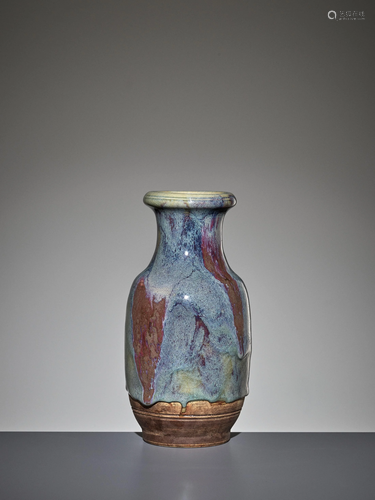 A RARE 'JUN' BALUSTER VASE, 18TH CENTURY