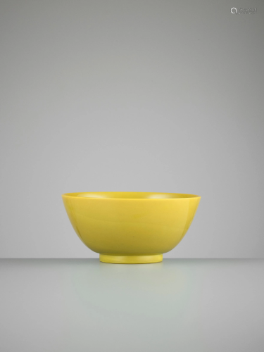 A YELLOW GLASS BOWL, IMPERIAL, 1727-1800