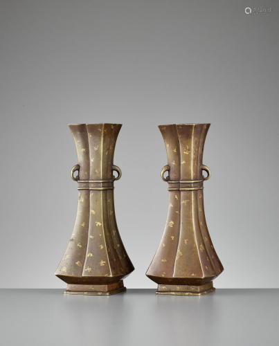 A PAIR OF GOLD-SPLASHED BRONZE VASES, QI…