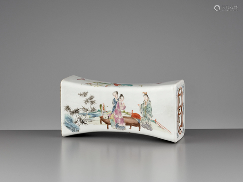 A FAMILLE ROSE PORCELAIN PILLOW,QING D…