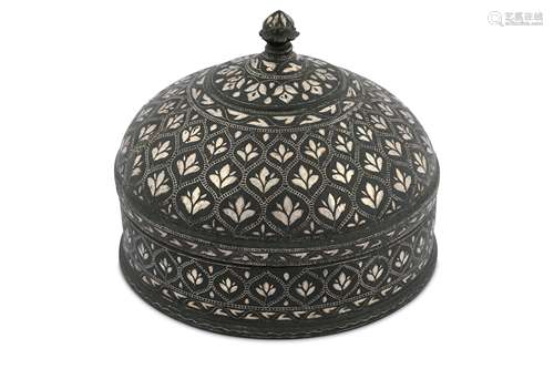 A BIDRI SILVER-INLAID LIDDED PANDAN BOX