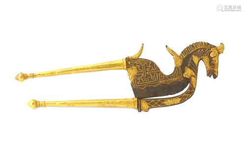 A HORSE-SHAPED GOLD-INLAID BETEL NUT CRACKER