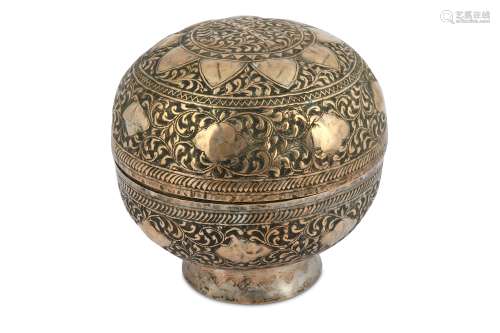 A MALAY LIDDED BETROTHAL BETEL CUP (BER PINANG)