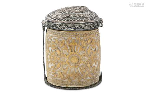 λ A SMALL LIDDED IVORY BOX