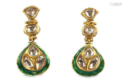 A PAIR OF DIAMOND-ENCRUSTED ENAMELLED EARRINGS