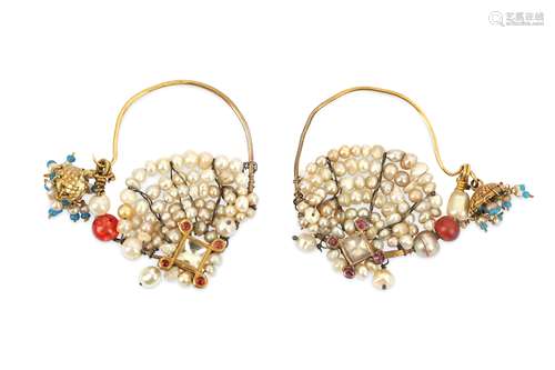 A PAIR OF GOLDEN EARRINGS WITH SEED PEARLS