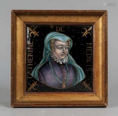 Square enamel on copper plate depicting Queen Catherine de Medici on a black starry background, the four corners decorated with fleurs-de-lis.Limoges, 19th century.17 x 17 cm(Enamel skips)