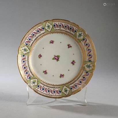 PARIS OR BORDEAUXPlate with contoured edge in porcelain with polychrome decoration in the center of a seedling of roses and on the wing of barbels in lozenges on a background of leafy rinses.Without mark.18th century. Diameter : 24 cm