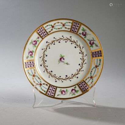 PARISPorcelain plate with polychrome decoration of a rose in the center and on the wing of roses and garlands between bands with mauve background.Late 18th century, early 19th century.Diameter : 23,5 cm(Splinters at heel)