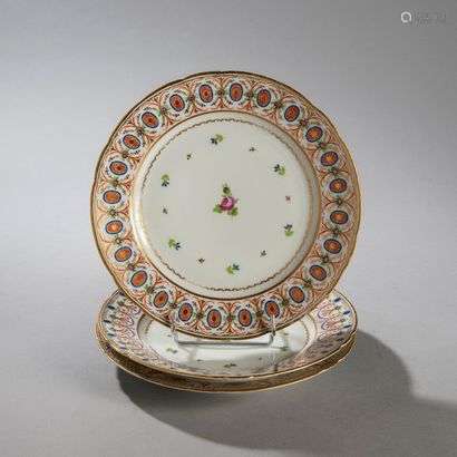 PARISThree porcelain plates with polychrome decoration of roses and barbels in the center and on the wing of roses, draperies, flowers and foliage.Unmarked.Late 18th century. Diameter : 24,5 cm(One plate with a crack, another with a splinter)