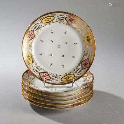 PARISSix porcelain plates decorated with gold flower seedlings in the center and on the edge of rosettes in rhombuses and ovals surrounded by gold scrolls.Late 18th century, early 19th century. Diameter : 23 cm(One of the accidentsecm