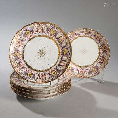 PARISFive plates and a round compotier with polychrome decoration 'a rose and gold dots in the center and on the edge of draperies, roses and foliage scrolls.End of the 18th century.Diameter : 24,5 cm and 22 cm(Plate and applesauce with crack, wear)