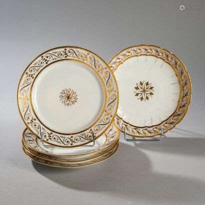 PARISFour porcelain plates and a round bowl with a gold rosette decoration in the center and foliated rinceaux in grisaille and gold on the edges.One plate and the bowl marked:Halley in red.Beginning of the 19th century.Diameter : 22,5 cm(Some wears)