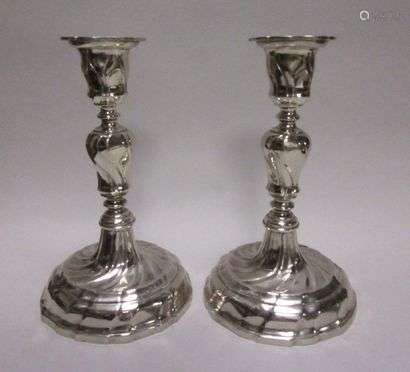 Pair of silver toilet torches. BELGIUM, 19th century. Model with twisted flutes on a contoured base.Top. : 18 cm ; Total weight : 763,5 g.