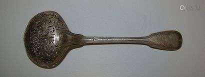 Silver dusting spoon. PARIS, Jacques ANTHIAUME (Master's degree in 1758), 1758-1784. Model with fillets, the circular spoon hemmed and openwork. Some shocks to the spoon, two small breaks)Length: 21.5 cm; Weight: 107 g.