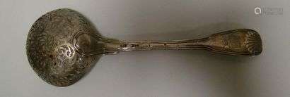 Silver dusting spoon. PARIS, 1756-1757 [letter-date Q]. Fillet and shell model, the circular spoon hemmed and openwork. Coat of arms engraved later on the spatula, stamped with a marquis's crown.Length: 21 cm; weight: 93.7 g.A few shocks with a spoon