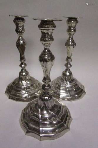 Set of three silver torches. BELGIUM, 18th century. Model with twisted flutes on a contoured base with bobèches. Unpunched bobèches.Top. : 23,7 cm ; Total weight : 1635,4 g.