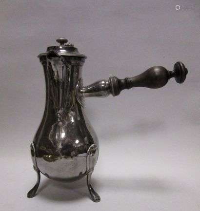 Silver coffee pot. PARIS, silversmith J.A.N., 1798-1809. Plain model standing on three feet. Side handle in blackened wood turned into a swollen sleeve with a disc. Spout decorated with grooves and curved cap. Body edged with a beaded frieze at the neck. Thumb rest with scroll and stylized leaf. Lid with protrusion and button, bordered by a wavy frieze. Shocks, slightly tilted.High. : 27 cm ; Gross weight : 926.5 g.