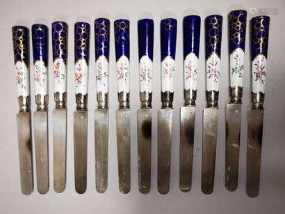 Series of twelve fruit knives, blades and ferrules in silver. PARIS, ap. 1838 (Minerva 2nd title). Painted porcelain handles decorated with various flowers. The knives are all different. Blunt golden decoration.Total gross weight : 676,3 g.