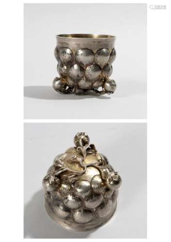 Small silver goblet decorated with cupules, the base made of branches ending with three berries. The inside is in vermeil.Foreign work in the style of the 17th century (800°/°°)High. : 5.5 cmWeight: 74 g
