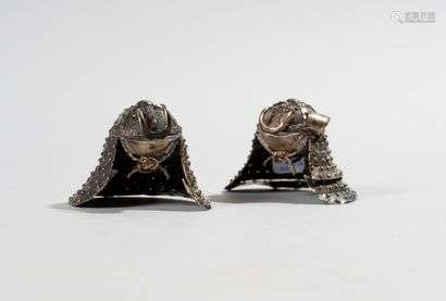 Pair of silver salt shakers in the shape of Japanese Kabuto.Small accidents and missesDiameter: 5 cmWeight: 34 g