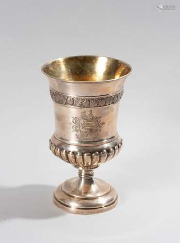 Cup on a plain silver pedestal engraved with a coat of arms, the base of the body with gadroons, the neck underlined by a frieze decorated with shells and acanthus leaves. The inside is in vermeil. Annotated and dated under the foot A Birthday present from...London, 1823High. : 17.5 cmWeight: 413 g
