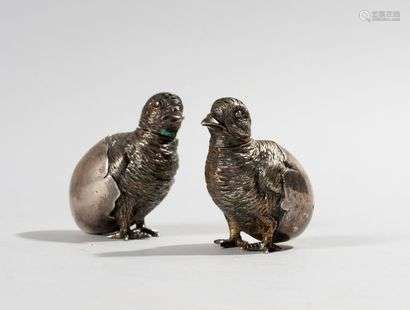 Pair of silver salt shakers representing a small quail coming out of its egg. London, 1872.A Seized HeadHigh. : 5.5 cmWeight: 130 g