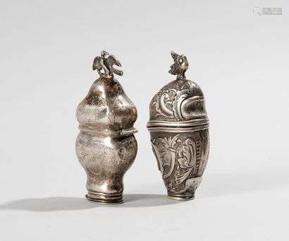 Two silver ointment bottles, one with a double base engraved with garlands of flowers and medallions, the second with a Rockery decoration on an amati background. The lids surmounted by a bird.Foreign work from the 19th century.Small shocks for oneWeight: 103 g