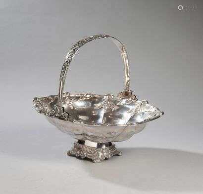 Silver basket with a removable handle resting on a winding pedestal with a deocr of flowers and branches.Mercury head punch and weevil.Weight : 1145,30 g