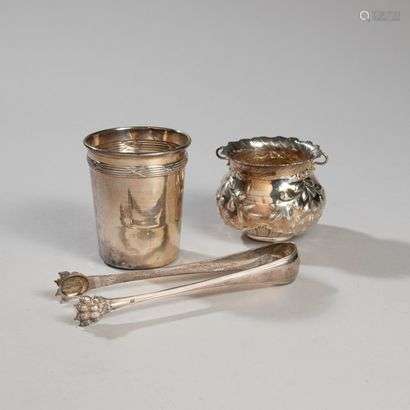Silver lot including a timbale decorated with crossed ribbon rushes, a small cup on a boat decorated with flowers, and a sugar tongs with clawed legs.Minerva hallmark, 1st title. Total weight: 165.20 g