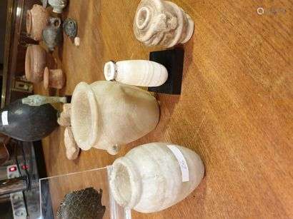 Lot consisting of four vases, two of which have an ovoid body, an alabastron and a vase decorated with a coiled snake. Beige alabaster and calcite.SplintersEgyptian Art, Lower Era and Near East, 2nd millennium B.C.Height 8, 8.5, 6 and 5 cm