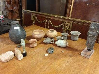 Lot consisting of a foundation nail dish decorated with hieroglyphs, two oushebtis, one of which is inscribed, a vase with a pyriform belly, a predynastic vase decorated with spirals, five vases, an arybal, an amphorisk, a beetle decorated with a text in hieroglyphic characters and a Gandhara statuette in shale. Clay, earthenware, steatite.Egyptian and Roman art and various periods.