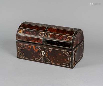 Curved case in tortoiseshell veneer and ivory filets drawing cartridges.With its key.Probably Flemish work, 17th century. Height : 20.5 cm - Length : 36 cm - Depth : 18 cm(Lacking and lifts, old restorations)