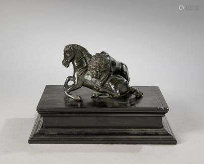 Model by Jean de BOLOGNE, known as GIAMBOLOGNA after an antique marble.Horse attacked by a lionProof in bronze with a green patina.17th centuryHigh. : 11 cm - Length : 14,5 cm