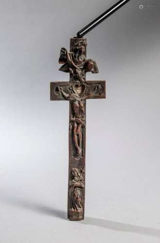 Wooden reliquary cross carved with Christ on the cross, a Virgin of Sorrow at her feet. On the reverse, the instruments of the Passion.Folk art, 18th century.28.5 x 8.5 cm(Small misses)Virgo, instruments of passion on the reverse side28.5 x 8.5 cm