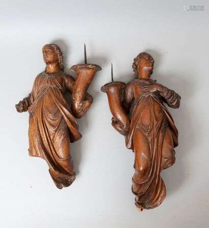 Cerebral angels, Pair of limewood cornice statuettes,East of France, end of the 17th century.High. : 39 and 37 cm(Accidents.)