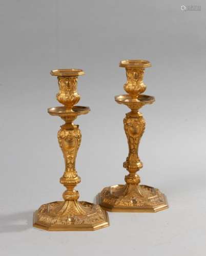 Pair of chased and gilt bronze torches resting on an octagonal base decorated with foliage and scales.Regency style.High. 28 cm high