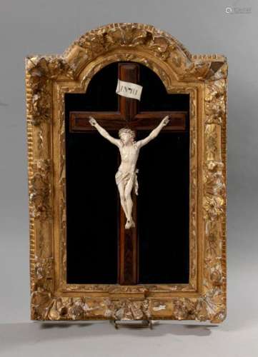 19th century ivory Christ on a cross in a carved and gilded wood frame 18th century High. Of christ : 25 cm - Height. Frame: 67 cm - Width of frame: 44.5 cm(misses)