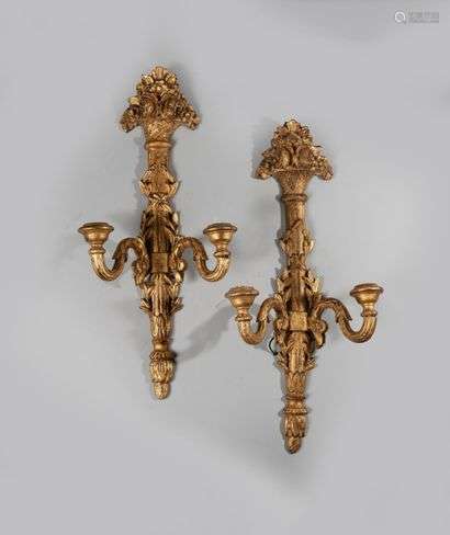 Pair of two-light sconces in gilded wood with flowers and fluted columns.High. Height : 66,5 cm - Width : 30 cmA gilded wooden monstrance with a mirror is attached.(Accidents and restorations)
