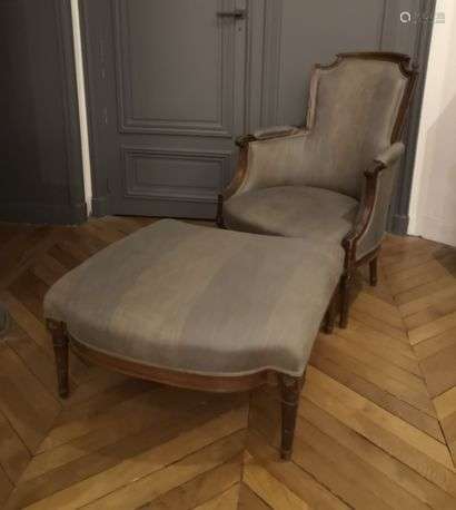 Broken duchess in natural wood with gendarme hat back. It rests on roughened fluted feet.Louis XVI period(small accidents) High. height : 95 cm - width : 69 cm (length of the footrest : 79 cm.