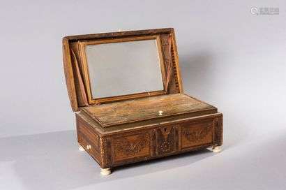 Rectangular box with a domed lid in straw marquetry with a decoration in its centre, in a cartouche, of a woman in bust holding a bird in a circle of flowery garlands. The lid reveals a mirror and a panel inlaid with a view of the city concealing compartments, which opens with two small side drawers and stands on four ivory turned legs.Restoration period.Top. Height : 16 cm - Width : 32 cm - Depth : 19,5 cm(Slight accidents and misses, lifts)