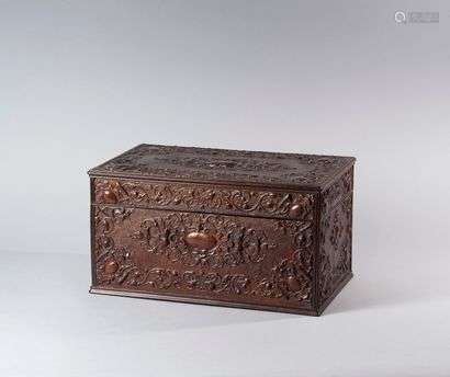 Rectangular box in wood and embossed leather with a patina and decorated with scrolls, cartridges and cut leather. The lid reveals a burr veneer inside. Signed on the lock Dulud, bld des Italiens à ParisSecond half of the 19th century.High. : 20 cm - Width : 37 cmDepth: 22.5 cm