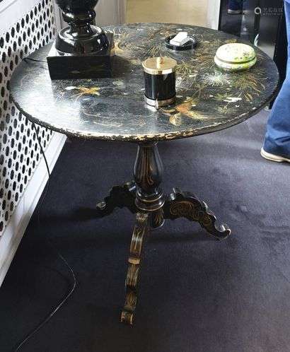 Round pedestal table on tripod base in black painted black and gold of tropical birds.Napoleon III period.(Important wear, restorations)