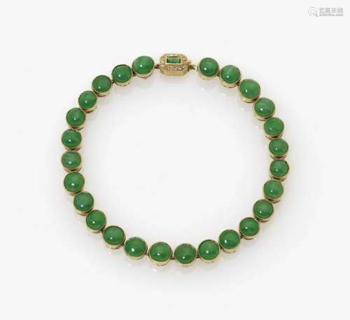 Jadearmband mit Smaragd-Diamant-Schließe