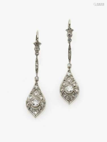 Ein Paar Ohrgehänge mit Diamanten