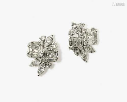 Ein Paar stilisierte florale Ohrstecker mit Diamanten