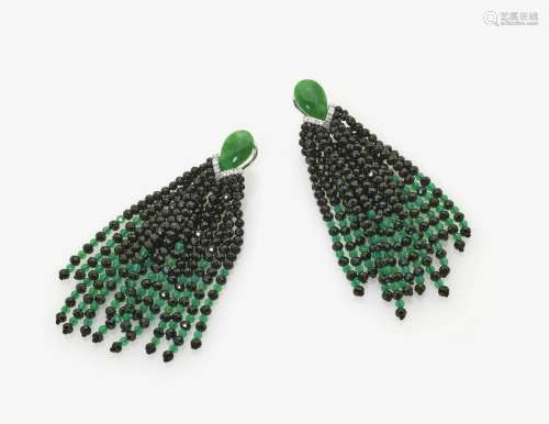 Ein Paar Ohrgehänge mit schwarzen und grünen